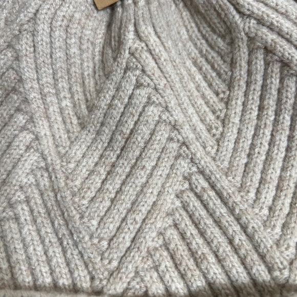 CC Exclusive Beanie With Pom Pom - Picture 3 of 9